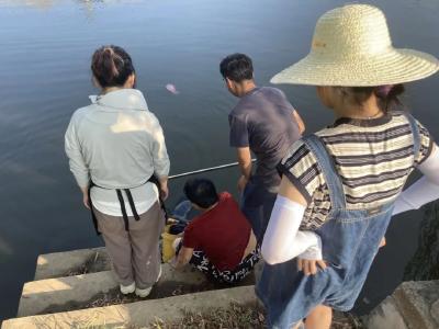 红安村头突发，两名大学生被拍到！