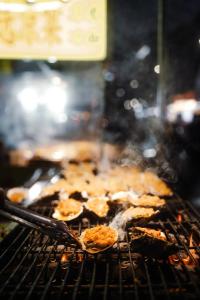 “朱哥火爆生蚝”摊一晚热销生蚝六七百只——小摊位“烤”出夜市经济热乎气