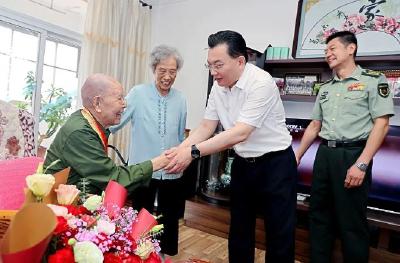 视频 | 李军杰走访慰问抗战老战士老同志并发放纪念章