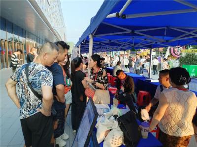 “夜市”招聘点亮求职路