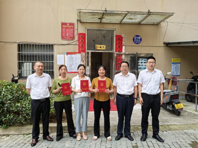 亲临一线破难题  助力业主喜获“红本本”