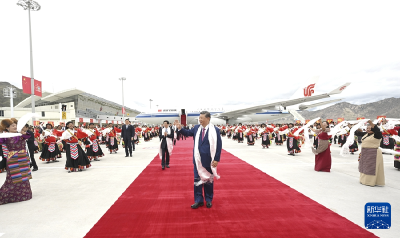 习近平率中央代表团抵达拉萨出席西藏自治区成立60周年庆祝活动