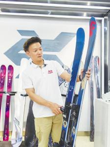 荆州伢返乡创业掘金冰雪装备 鄂产滑雪板滑到阿尔卑斯山