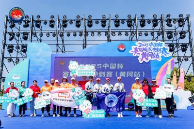  黄冈白潭湖上，300余名健将上演“速度与激情”
