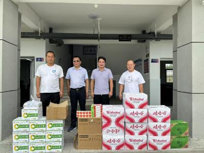 陈策楼镇中心卫生院到程德岗学校开展慰问 