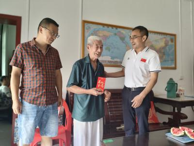 英山县长冲高中为退伍军人教师送节日祝福