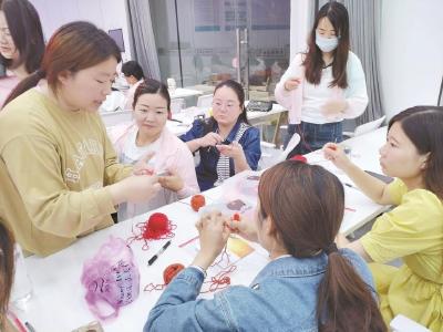 锲而不舍落实中央八项规定精神|小钩针钩动大民生 大别山留守妇女匠心“出圈”