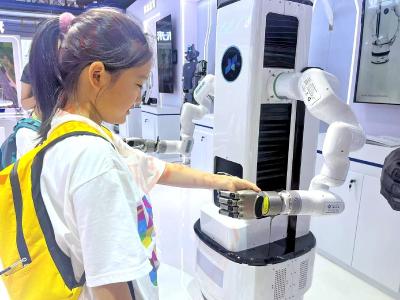 2025世界机器人大会在京举行 湖北人形机器人精彩亮相