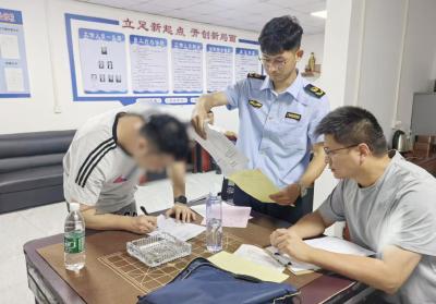 红安县查扣一批违规燃气钢瓶