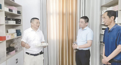 周锋波的反哺之路——  从泥瓦匠到箱包专家