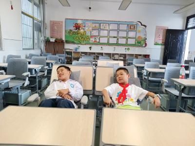 准备就绪!黄州首批“躺睡”试点学校躺睡设施安装到位，惠及2000余名学生