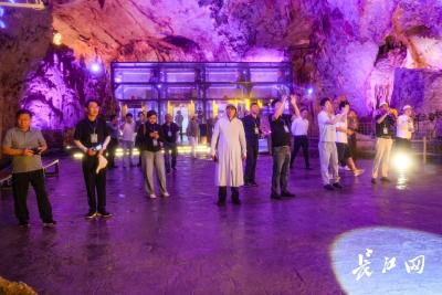 喀斯特秘境变热门景区，全国网媒总编辑调研“山水黄石”