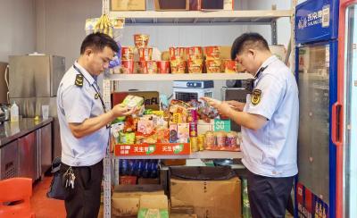 红安县高桥市场监管所夜查景区食品安全