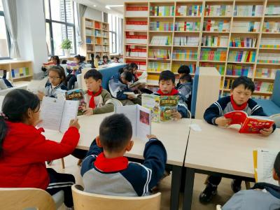 书香润童心！麻城市第七小学“七彩阅读园地”点亮孩子成长路