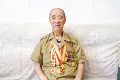 百岁抗战老兵闫福锁，弹片嵌骨中仍斗志不改——  “为了国家和人民，一切都值得！”