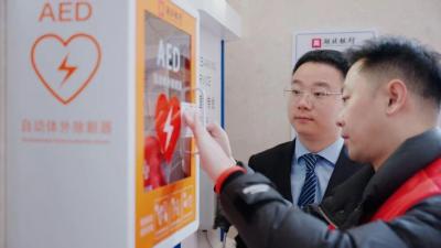 “请环卫工到大厅坐着看阅兵”感动千万网友，湖北银行00后员工回应：换作其他同事也会这么做！