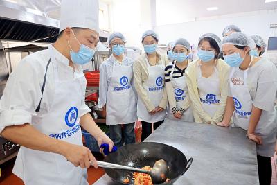 羡慕吗？黄冈师院开了门“真香”课，15名学生走进食堂解锁“美食密码”