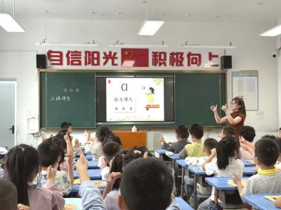 英山县毕昇小学21名新教师见面课精彩亮相