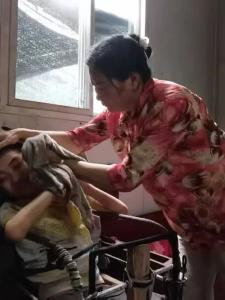 张彩林：十年如一日精心照顾脑瘫养子，用大爱书写 “母亲” 担当