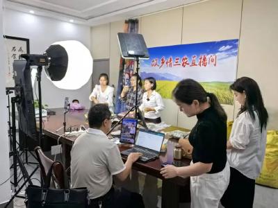 梅川镇村干助农团：直播间搭'产销桥'，两小时销百单助增收
