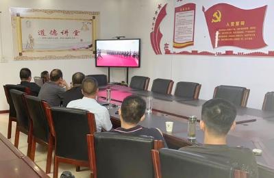 团风镇财政所集体收看阅兵盛况