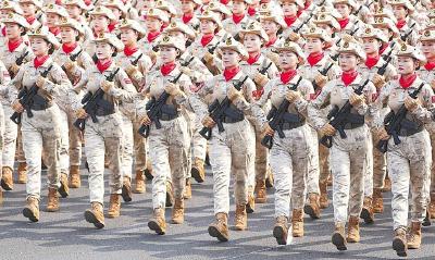 湖北24位女民兵走过天安门