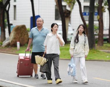 黄冈师范学院后勤产业集团暖心迎新，6542多名新生开启梦想新程