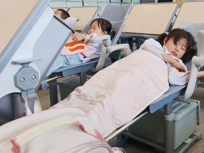 最好的开学礼物！我市首批3.5万名中小学生迎来“躺睡”自由