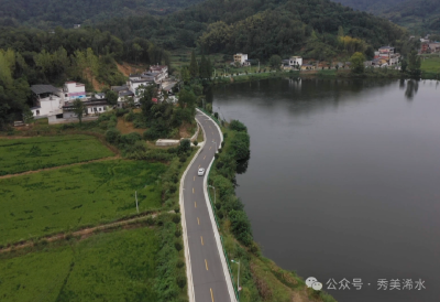 分类回收垃圾 绘就美丽乡村画卷