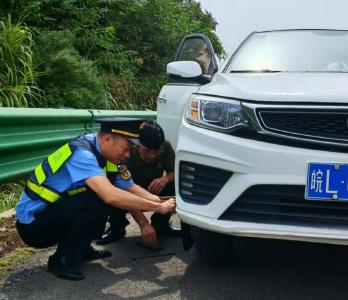小汽车高速上突然爆胎 路政20分钟助司乘脱困