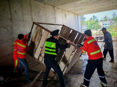 说理式”执法！耐心处置违法猪圈，妥善安置生猪获群众认可