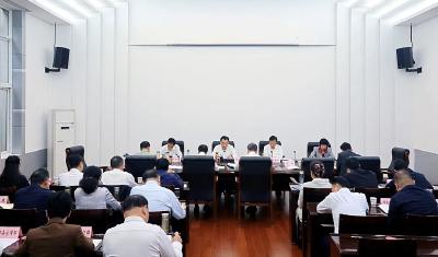 李军杰主持市委理论学习中心组集体学习