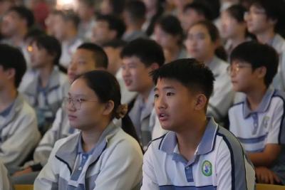 “谁怕！一蓑烟雨任平生。”今晚，叩动青春心弦