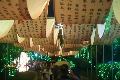 千灯点亮黄冈夜，遗爱湖畔醉秋风