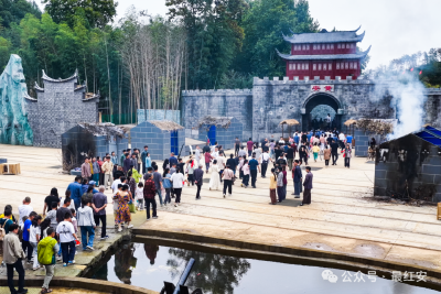 8天16场演出，吸引近3万人次观看，黄冈职院学子景区“飙戏”——让红色历史“活”起来