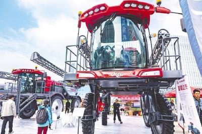 智能拖拉机可24小时干活 专用机器人采摘猕猴桃 全球2500家企业奔赴武汉这场国际展会