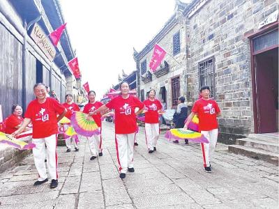 长胜街“红”意浓 国庆游欢乐盈