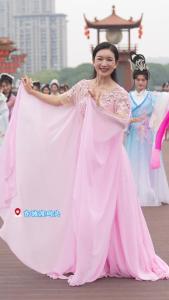 这个假期，来黄州船行遗爱湖，人在画中游，与东坡相约一场穿越千年的夜游