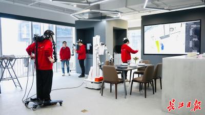 手把手教叠衣服擦桌子，机器人在武汉上“职校”