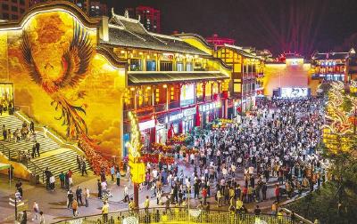 一段旅程连接两个节日  外国游客在三峡感受东方浪漫