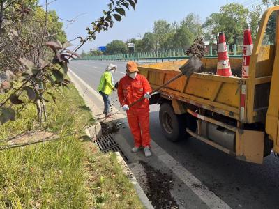 以实干扮靓国省干线  黄州公路部门建立常态化路域环境整治机制