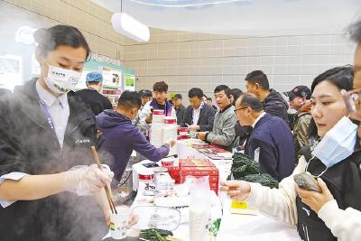 千余荆楚优品添香农交会 天津市民排长队争尝“耐煮青菜”