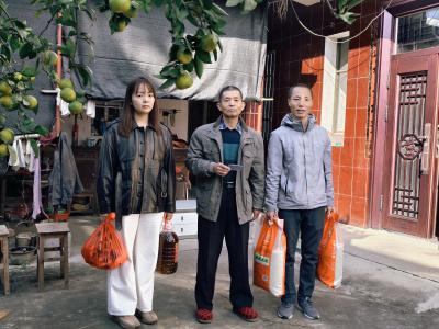 温暖系桑榆 重阳暖意浓——麻城铁门财政所慰问退休干部职工