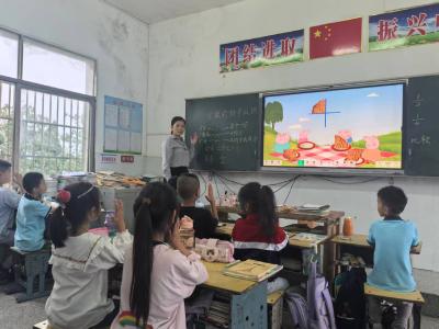 英山支教教师示范课点燃乡村课堂改革引擎