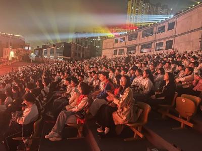 声震云霄！这堂课让月光与诗篇都成了教室