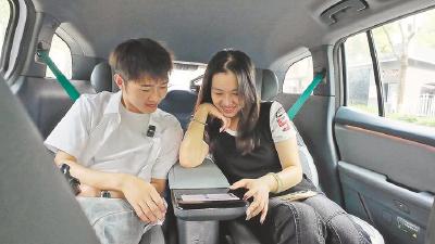 大学“萌新”在武汉体验萝卜快跑和光谷空轨  初识便爱上这里的科技范