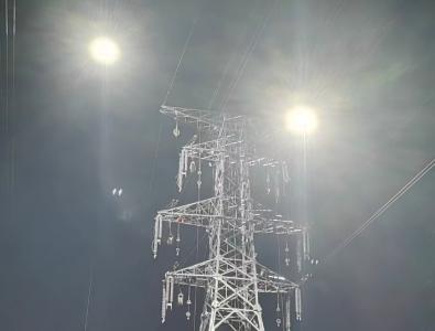 跨合武高铁220千伏电力迁改工程加速推进——巧借“天网+天眼”   午夜“穿针引线”