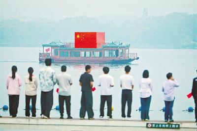 外地游客连夜赴约  “国旗红”清晨点亮东湖凌波门