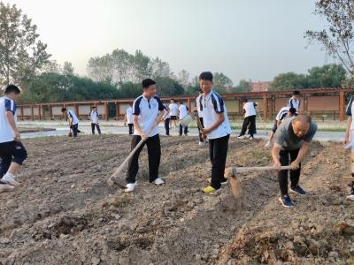 黄冈中学12300㎡“校园农场”投入使用，学子田间耕读悟劳动