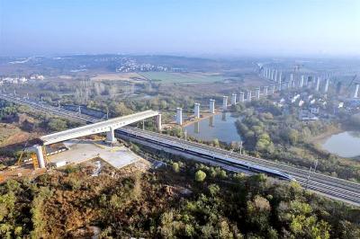 110分钟旋转83度 跨越2条高铁线路 合武高铁武汉滠水特大桥完成转体